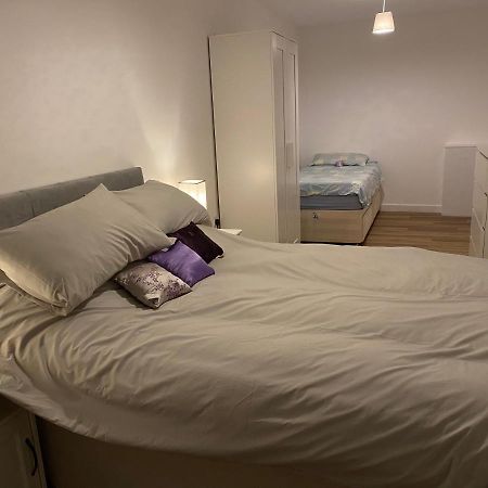 Adorable One-Bedroom Flat With Patio Garden. Southwick  Exterior photo