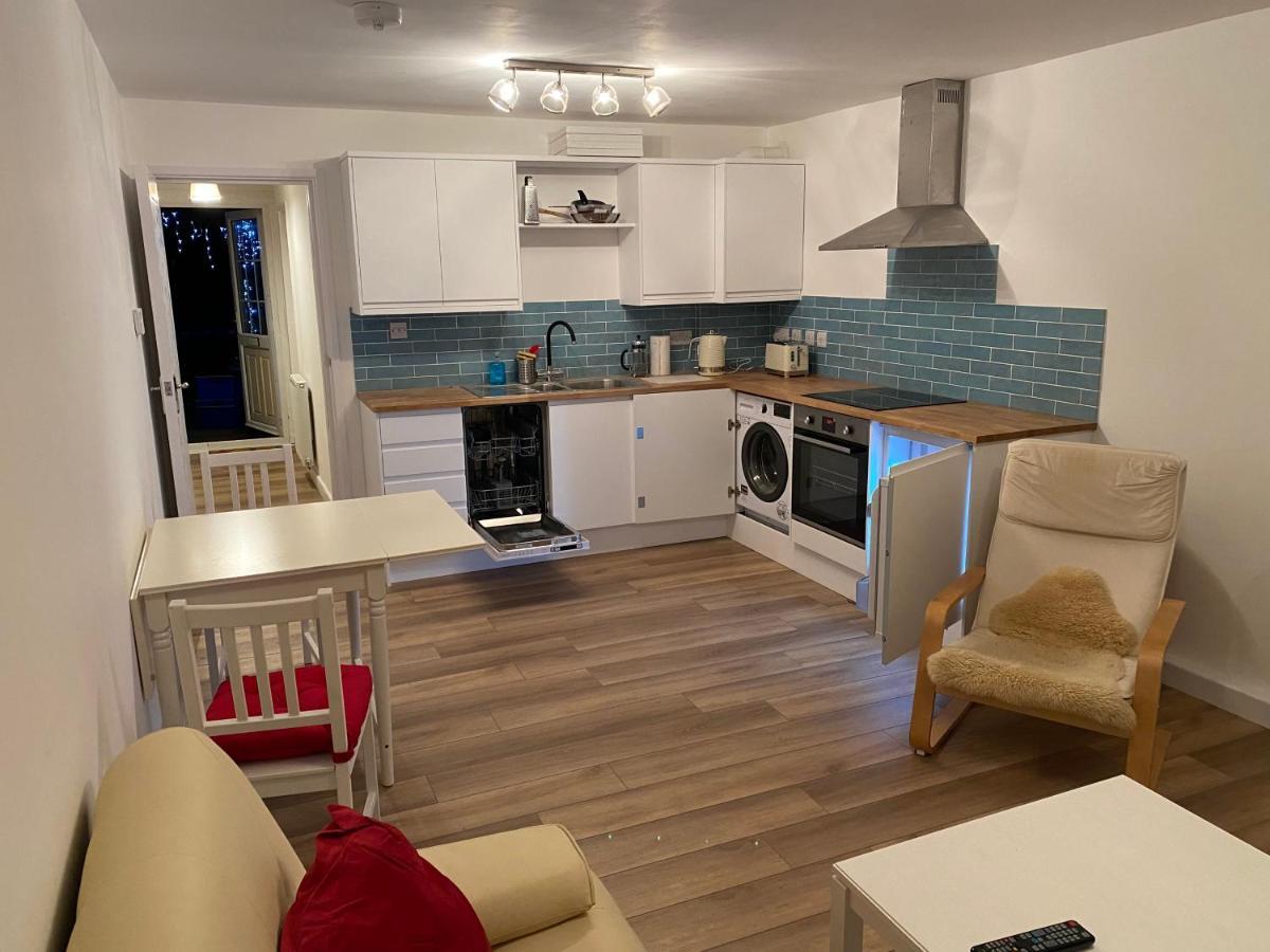 Adorable One-Bedroom Flat With Patio Garden. Southwick  Exterior photo