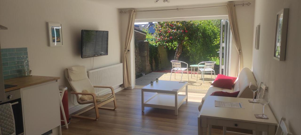 Adorable One-Bedroom Flat With Patio Garden. Southwick  Exterior photo