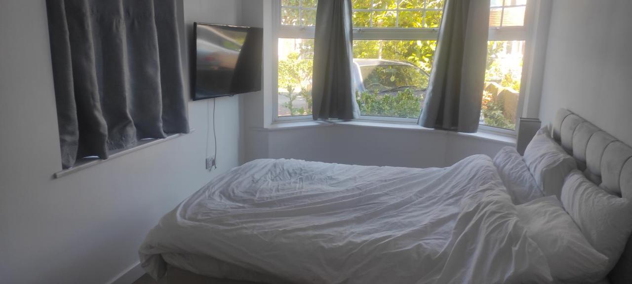 Adorable One-Bedroom Flat With Patio Garden. Southwick  Exterior photo
